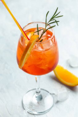 Aperol sprey kokteyli. Kanlı portakallı İtalyan kokteyli, kırmızı acı, kuru beyaz şarap, soda, lezzet ve buz. Kavanoz bardakta donmuş hareket.