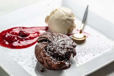 Dondurmalı lav keki ve çilek reçeli. Çikolatalı şekerleme. Yemek tarifi geçmişi. Kapat..