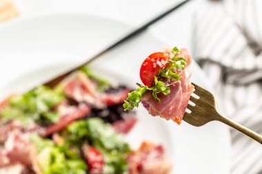 Prosciutto salatası, jambon ve greyfurt jamonu, salata karışımı, greyfurt, vişneli domates, parmesan peyniri. Soğuk atıştırmalıklar. Yemek tarifi geçmişi. Kapat..