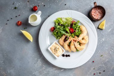 Hamurda kızartılmış karides ve salatalı sos. Sağlıklı yemek, keto diyeti, diyet öğle yemeği konsepti..