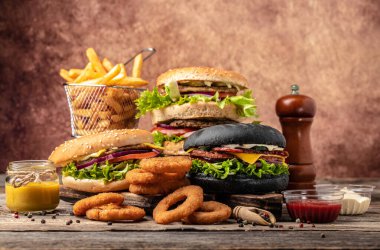 Ev yapımı hamburger, ızgara et, sebze, ahşap arka planda patates kızartması. Fast food ve abur cubur kavramı.