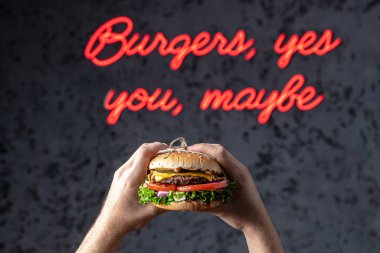 Ev yapımı lezzetli hamburgerler ve ahşap masada ızgara domuz pirzolası. Amerikan gıda konsepti. Fast food yemeği. pankart, menü, tarif, metin için yer.