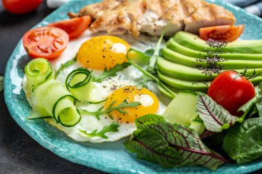 Kahvaltı. Tavuk ızgara fileto salata taze domates, salatalık, yumurta ve avokado. Sağlıklı yiyecekler, ketojenik diyet, diyet öğle yemeği konsepti. metin için yer, üst görünüm.