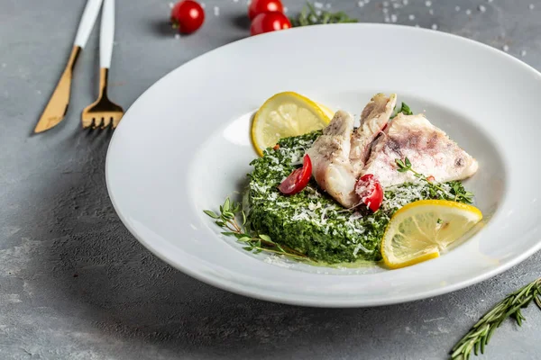 Midyeli, bezelyeli, kuşkonmaz ve sebze kremalı fileto. Pişmiş sebzeli kızarmış balık. Restoran menüsü, diyet, yemek kitabı tarifi..