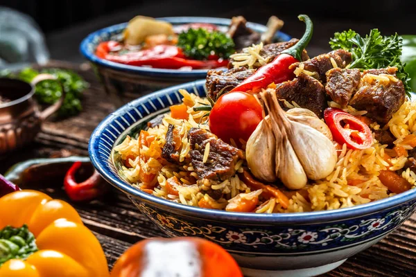 Tradiční Uzbecké Jídlo Zvané Pilaf Rýže Masem Talíři Orientální Ozdobou — Stock fotografie