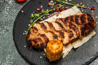 Limon ve buzlu taze istiridye. Restoran lezzeti. İstiridye yemeği. Restoranda şampanyayla istiridye yemeği, pankart, menü, metin için tarif yeri, üst görünüm,