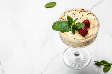 Limon ve buzlu taze istiridye. Restoran lezzeti. İstiridye yemeği. Restoranda şampanyayla istiridye yemeği, pankart, menü, metin için tarif yeri, üst görünüm,