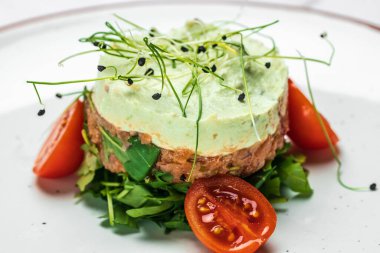 Limon ve buzlu taze istiridye. Restoran lezzeti. İstiridye yemeği. Restoranda şampanyayla istiridye yemeği, pankart, menü, metin için tarif yeri, üst görünüm,