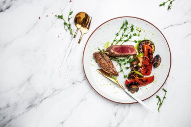 Limon ve buzlu taze istiridye. Restoran lezzeti. İstiridye yemeği. Restoranda şampanyayla istiridye yemeği, pankart, menü, metin için tarif yeri, üst görünüm,