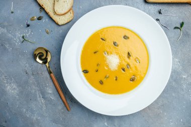 Limon ve buzlu taze istiridye. Restoran lezzeti. İstiridye yemeği. Restoranda şampanyayla istiridye yemeği, pankart, menü, metin için tarif yeri, üst görünüm,