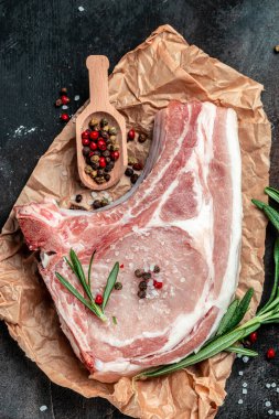 Çiğ domuz pirzolası. Organik yiyecekler. dikey görüntü. Üst Manzara. metin için yer.