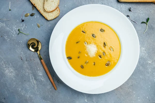 Limon ve buzlu taze istiridye. Restoran lezzeti. İstiridye yemeği. Restoranda şampanyayla istiridye yemeği, pankart, menü, metin için tarif yeri, üst görünüm,