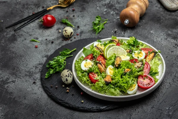 Midyeli taze salata, bıldırcın, yumurta, eşlenik, limon, ıspanak, marul, vişneli domates ve mikroyeşil. Beslenme salatası. Metin ve üst görünüm için pankart menüsü tarifi yeri.