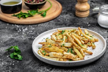 Fırında kavrulmuş havuç tabağı. Lezzetli vejetaryen kahvaltısı ya da atıştırmalık, temiz yemek, diyet, vejetaryen yemek konsepti. en üstteki görünüm,