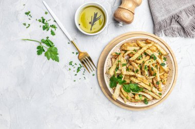 Sağlıklı ev yemekleri, kızarmış havuç tabağı tabakta. Lezzetli vejetaryen kahvaltısı ya da atıştırmalık, temiz yemek, diyet, vejetaryen yemek konsepti. en üstteki görünüm,