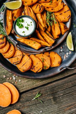 Limonlu patates kızartması ve yoğurt sosu. afiş, menü, metin için tarif yeri, üst görünüm.