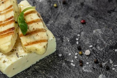 Izgara ızgara ve naneli halloumi peyniri dilimleri. Kıbrıs peyniri gıcırdıyor. afiş, menü, metin için tarif yeri, üst görünüm.