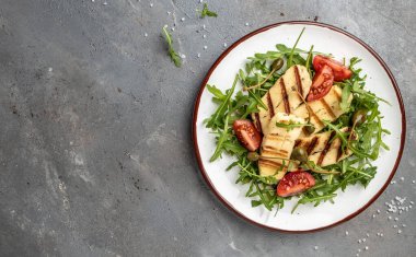 Kızarmış halloumi ve domatesli vejetaryen salatası, yakın plan ketojenik diyet. Lezzetli kahvaltı ya da atıştırmalık, temiz yemek, diyet, vejetaryen yemek konsepti. en üstteki görünüm.