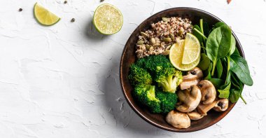 İçinde kinoa, avokado, kızarmış tavuk, brokoli, nohut, ıspanak, domates, fındık roka olan Buda kasesi. Temiz yemek, diyet yemek konsepti. en üstteki görünüm.