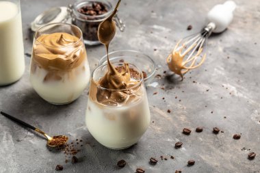 dalgona kahve, hazır kahve, pankart, menü, metin için tarif yeri ve köpüklü Kore içeceği latte..