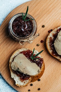 Kavanozda kırmızı soğan reçeli karışımı. Arka planda sebze reçeli. Lezzetli sos. Fransız mutfağı. Yemek tarifi geçmişi. Metin için boşluk.