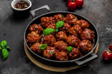 Tatlı ve ekşi domates soslu geleneksel baharatlı köfteler. Restoran menüsü, diyet, yemek kitabı tarifi üst görünümü.