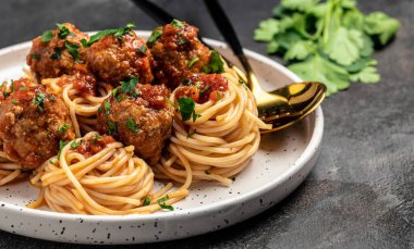 Köfte ve domates soslu spagetti makarna, İtalyan yemek tarifi geçmişi. Kapat..
