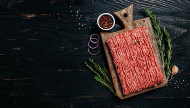 Taze Çiğ Biftek Kıyma. Yemek tarifi geçmişi. Kapatın. Uzun afiş biçimi. en üstteki görünüm.