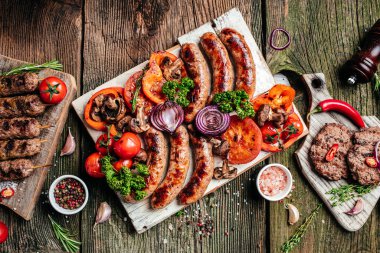 Kebap etini karıştır. Kebap, tavuk, kuzu ve biftek. afiş, menü, metin için tarif yeri, üst görünüm.