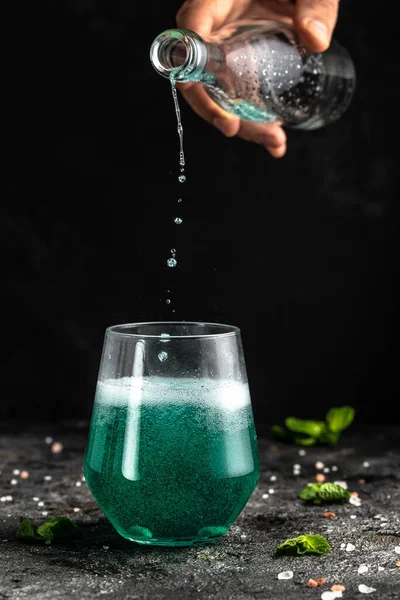 Boisson Bleue Faible Teneur Alcool Boissons Colorées Réfrigérées Sur Fond — Photo
