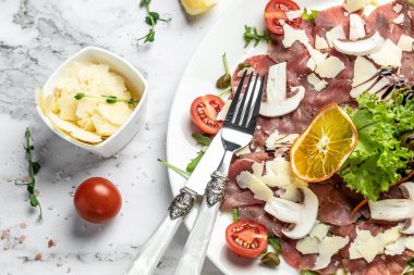 Parmesanlı sığır eti, kapari ve roka. Soğuk meze. afiş, menü, metin için tarif yeri, üst görünüm