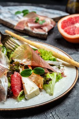 Peynirli peynirli jambonlu jambon salatası ve greyfurt, salata karışımı. Restoran menüsü, diyet, yemek kitabı tarifi..