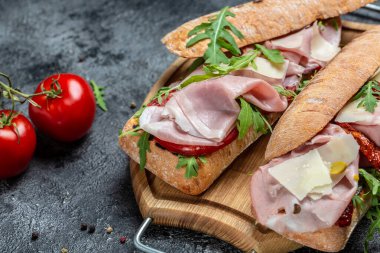 Jambonlu hindi sandviç, domates, parmesan ve roka. Aperatif bruschetta. Lezzetli kahvaltı ya da atıştırmalık,