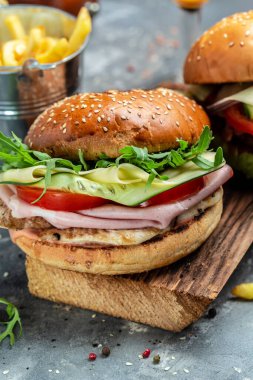 Jambonlu hamburger, peynir, pastırma, salata ve sebze. Büyük hamburger, Amerikan fast food. afiş, menü, metin için tarif yeri.
