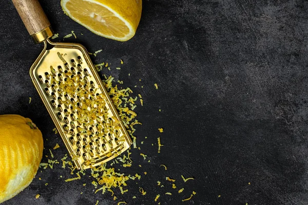 Çiğ sarı organik limon Zest Pişirmeye hazır, rende kabuğu ve limon lezzeti siyah arkaplan, pankart, menü, metin için tarif yeri, üst görünüm,