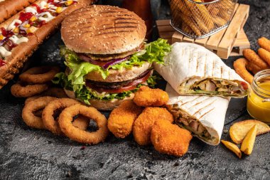Ev yapımı lezzetli burger ve kızarmış tavuklu patates kızartması ile sosisli sandviç. Radyasyon Amerikan yemekleri. fast food.