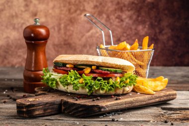 Kızarmış sandviç sandviçi, yanında çıtır tavuk ve salata. Türk tavuklu sandviç. Fast food. Boşluğu kopyala,