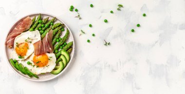 Izgara tost cadısı kuşkonmaz, haşlanmış yumurta, jambon jambon, jambon, beyaz arka planda jambon. Uzun afiş biçimi. en üstteki görünüm.