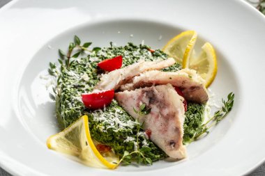 Midyeli, bezelyeli, kuşkonmaz ve sebze kremalı fileto. Pişmiş sebzeli kızarmış balık. Restoran menüsü, diyet, yemek kitabı tarifi..