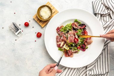 Prosciutto salatası, jambon ve greyfurt jamonu, salata karışımı, greyfurt, vişneli domates, parmesan peyniri. Soğuk atıştırmalıklar. Yemek tarifi geçmişi. Kapat..