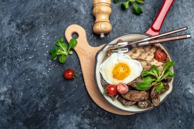 Keto diyet kahvaltısı ya da öğle yemeği. Tatlı mor patatesler, ızgara pastırma ve tavada kızarmış yumurta ve kahve. Sağlıklı yağlar, kilo vermek için temiz yiyecekler, üst görünüm..