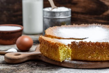 Ev yapımı yumurtalı pandispanya. Un sütü ve şeker, fırın arka planı konsepti. Metin için pankart, menü tarifi yeri,