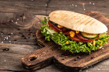 Kızarmış sandviç sandviçi, yanında çıtır tavuk ve salata. Türk tavuklu sandviç. Fast food. Boşluğu kopyala,