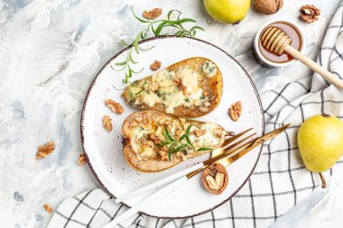 Mavi peynir, fındık ve bal ile pişirilmiş armutlar. Fransız mutfağı. Keto diyeti. Vejetaryen yemeği. afiş, menü, metin için tarif yeri, üst görünüm.