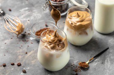 dalgona kahve, hazır kahve, pankart, menü, metin için tarif yeri ve köpüklü Kore içeceği latte..