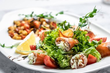 Taze somon peynirli ve sebzeli salata. Asya menüsü. Restoran menüsü, diyet, yemek kitabı tarifi üst görünümü.
