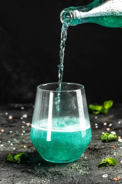 Boisson Bleue Faible Teneur Alcool Boissons Colorées Réfrigérées Sur Fond — Photo