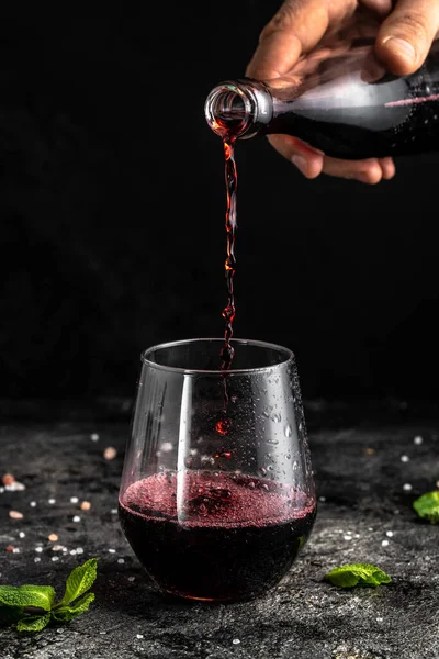 Bebida Roja Baja Alcohol Bebidas Coloridas Refrigeradas Sobre Fondo Negro —  Fotos de Stock