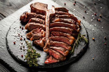 T-bone ızgara biftek. Kuru ızgara Biftek Biftek. Orta pişmiş. Amerikan mutfağı. Uzun pankart biçimi, üst görünüm.