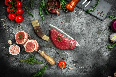 Çeşit çeşit çiğ siyah angus ana biftek biftek biftek biftek biftek, sığır fileto fileto mignon eski et satırı ızgara için koyu arka planda. afiş, menü tarifi üst görünümü.